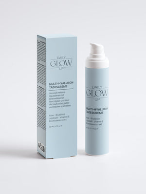 Daily Glow Up Multi-Hyaluron Tagescreme mit hochwertiger Verpackung.