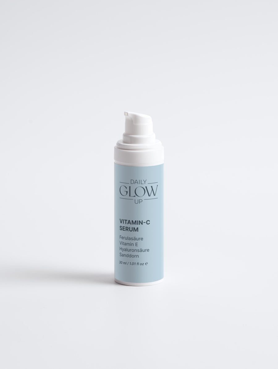 Daily Glow Up Ausgleichendes Vitamin C Serum für mehr Strahlkraft und ein ebenmäßiger wirkendes Hautbild.
