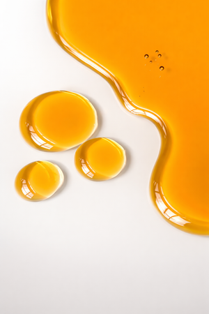 Goldene Öltextur des Daily Glow Up Gua Sha Glow Facial Oil für geschmeidige Haut.