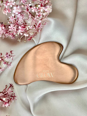 Bronzefarbener Daily Glow Up Gua Sha Stein für das entspannende Gua Sha Ritual.