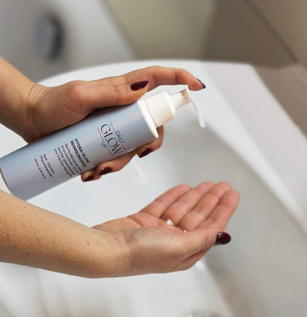 Daily Glow Up Hydra-Glow Reinigungsgel wird zur sanften Gesichtsreinigung auf die Hand gegeben.