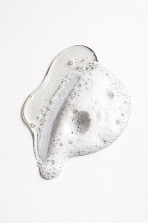 Leichte Geltextur des Daily Glow Up Hydra-Glow Reinigungsgels für eine sanfte Reinigung.