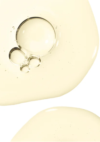Leichte Öltextur des Daily Glow Up Rosemary Hair & Scalp Strengthening Oil für Kopfhaut und Haar.