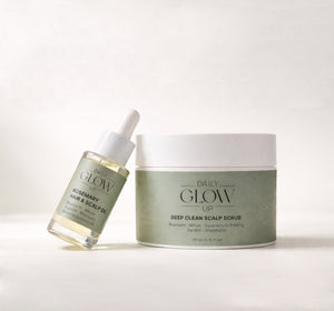 Daily Glow Up Kopfhaut & Haar Set mit Deep Cleanse Scalp Scrub und Rosemary Hair & Scalp Strengthening Oil.