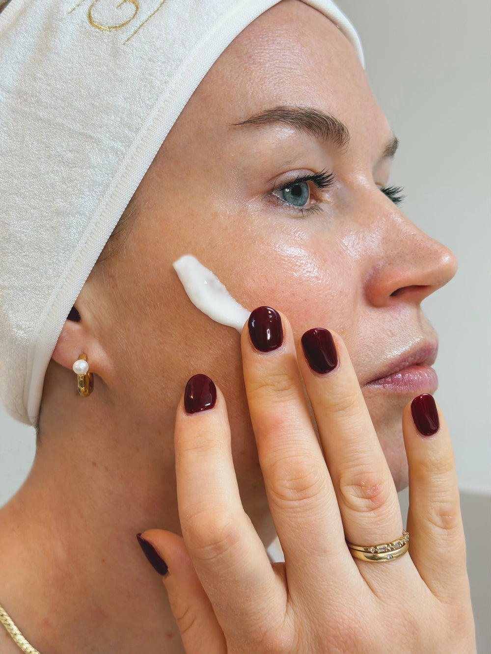 Daily Glow Up Multi-Hyaluron Tagescreme für intensive Feuchtigkeit und ein gepflegtes Hautgefühl.