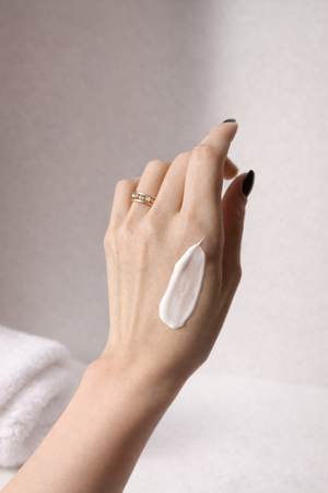 Daily Glow Up Multi-Hyaluron Tagescreme wird als Pflegecreme auf die Hand gegeben.