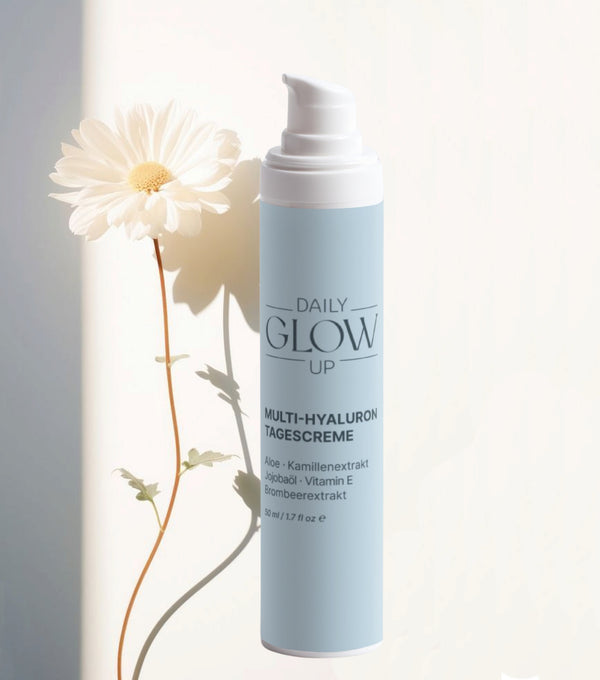 Daily Glow Up Multi-Hyaluron Tagescreme mit Kamillenblüte als Symbol für sanfte Pflege.