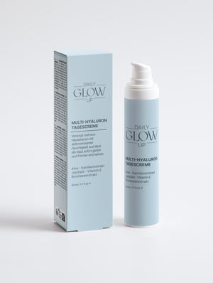 Daily Glow Up Multi-Hyaluron Tagescreme mit hochwertiger Verpackung.