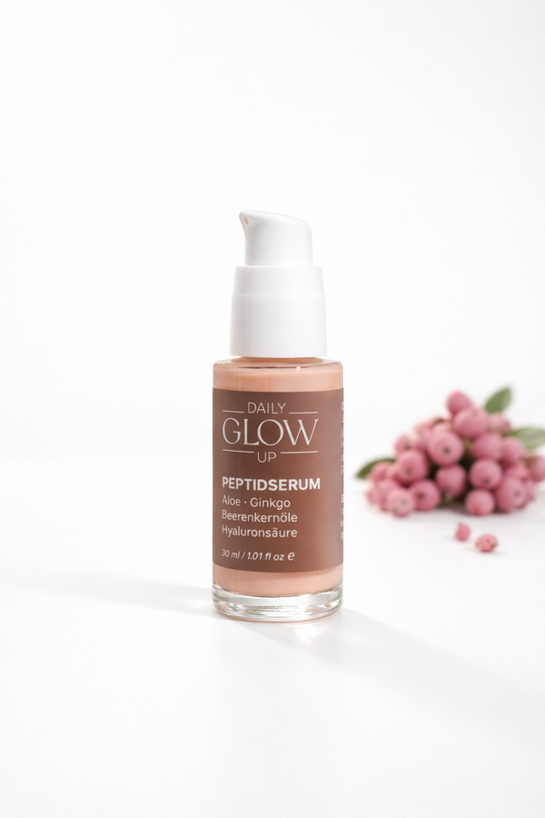 Daily Glow Up Peptid Serum mit Beeren im Hintergrund als Symbol für pflegende Inhaltsstoffe.