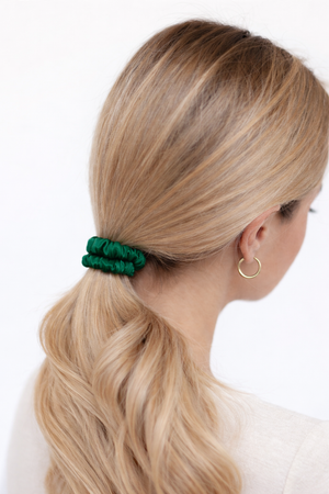 Frau mit gepflegtem Haar nach der Anwendung des Daily Glow Up Rosemary Hair & Scalp Strengthening Oil.