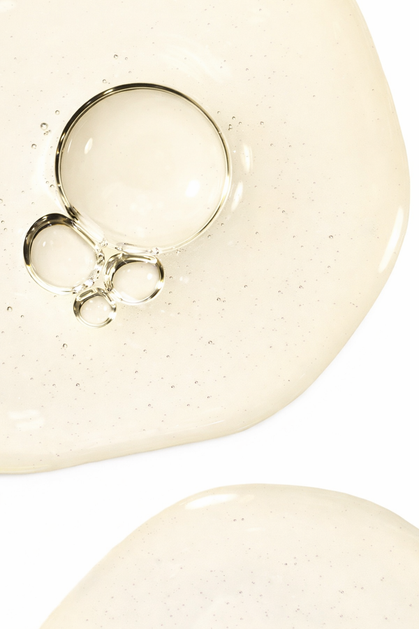 Leichte Öltextur des Daily Glow Up Rosemary Hair & Scalp Strengthening Oil für Kopfhaut und Haar.