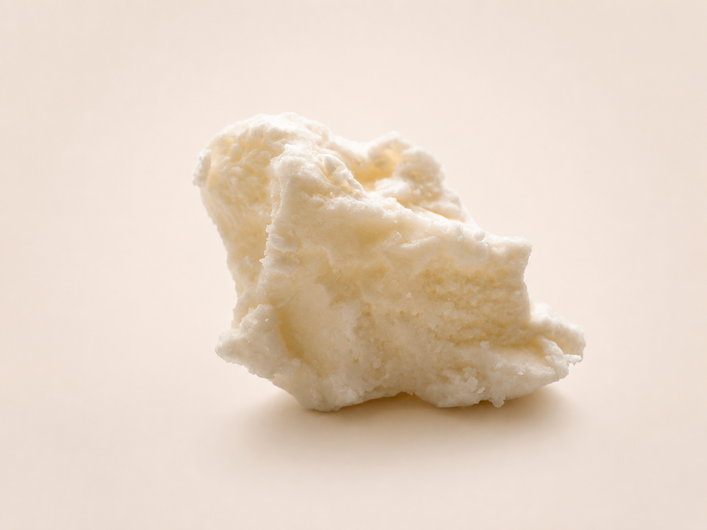 Sheabutter als Wirkstoff im Daily Glow Up Deep Cleanse Scalp Scrub für eine gepflegte Kopfhaut und geschmeidig wirkendes Haar.