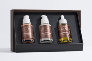 Drei Daily Glow Up Seren liegend in der The Glow Serum Collection Box.