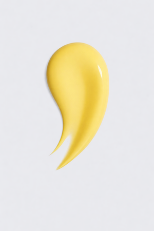 Leichte gelbe Textur des Daily Glow Up Vitamin C Serums für strahlende Haut.
