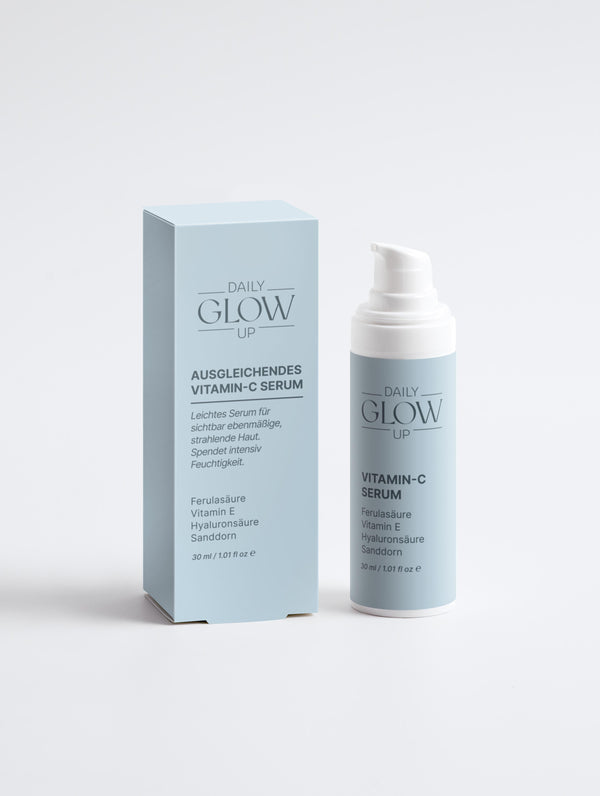 Daily Glow Up Ausgleichendes Vitamin C Serum mit hochwertiger Verpackung.