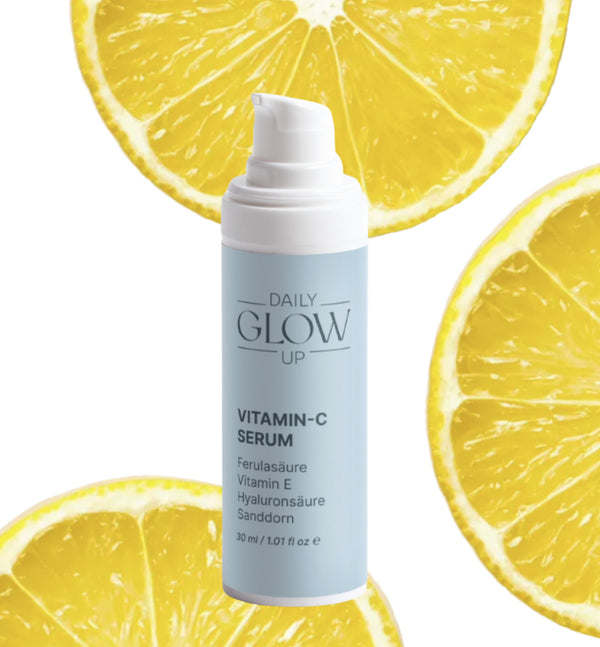 Daily Glow Up Vitamin C Serum mit Zitronen als Symbol für frische Strahlkraft.