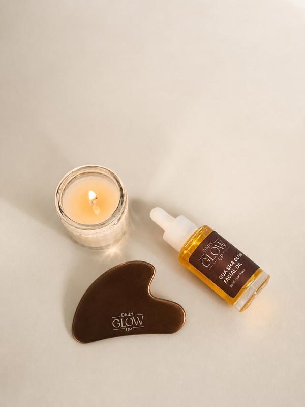 Daily Glow Up Facial Oil und Gua Sha Stein in Broze mit einer Kerze im Hintergrund