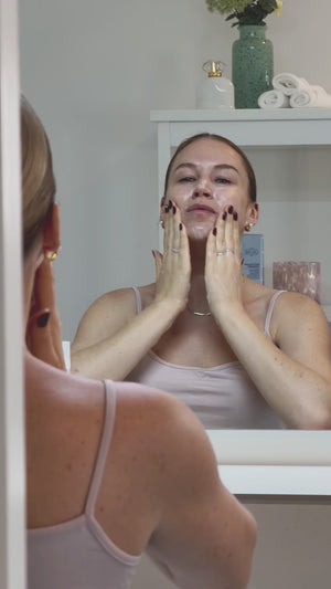 Anwendungsvideo zum Daily Glow Up Hydra-Glow Reinigungsgel für die tägliche Gesichtsreinigung.