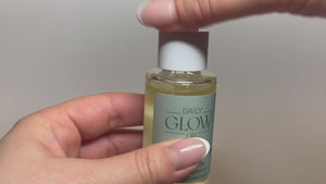 Anwendungsvideo zum Daily Glow Up Rosemary Hair & Scalp Strengthening Oil für Kopfhaut und Haar.