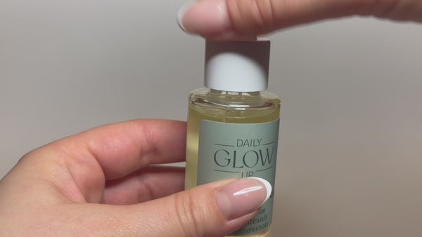 Anwendungsvideo zum Daily Glow Up Rosemary Hair & Scalp Strengthening Oil für Kopfhaut und Haar.