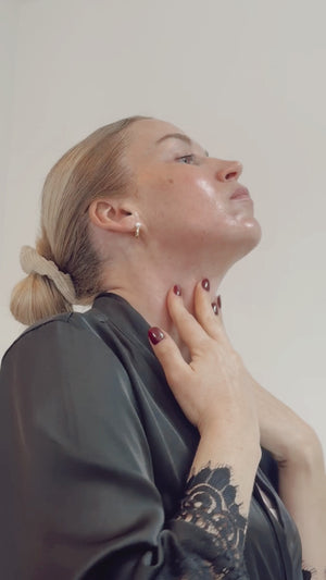 Anwendungsvideo zum Daily Glow Up Gua Sha Glow Facial Oil mit Gua Sha Massage.