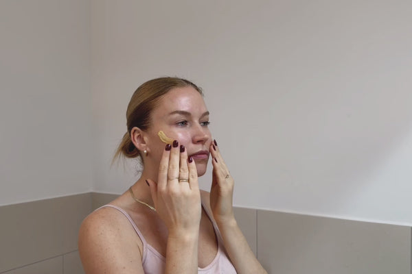Anwendungsvideo zum Daily Glow Up Vitamin C Serum für die tägliche Gesichtspflege.