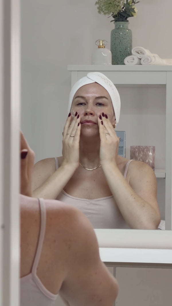Anwendungsvideo zur Daily Glow Up Multi-Hyaluron Tagescreme für die tägliche Gesichtspflege.