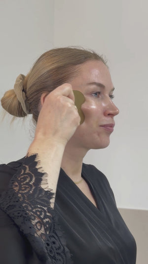 Anwendungsvideo zum Daily Glow Up Gua Sha Tool für eine entspannende Gesichtsmassage.